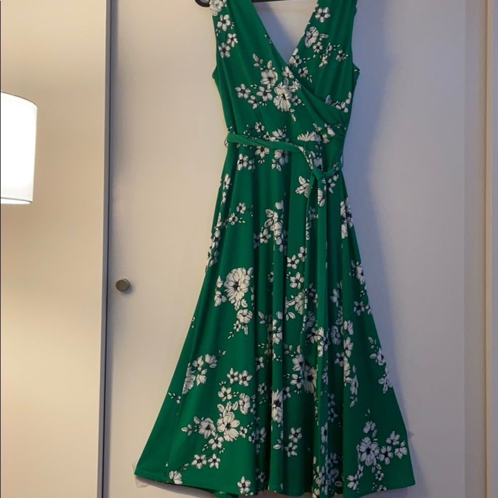 Vince Camuto Size 6 green floral dress